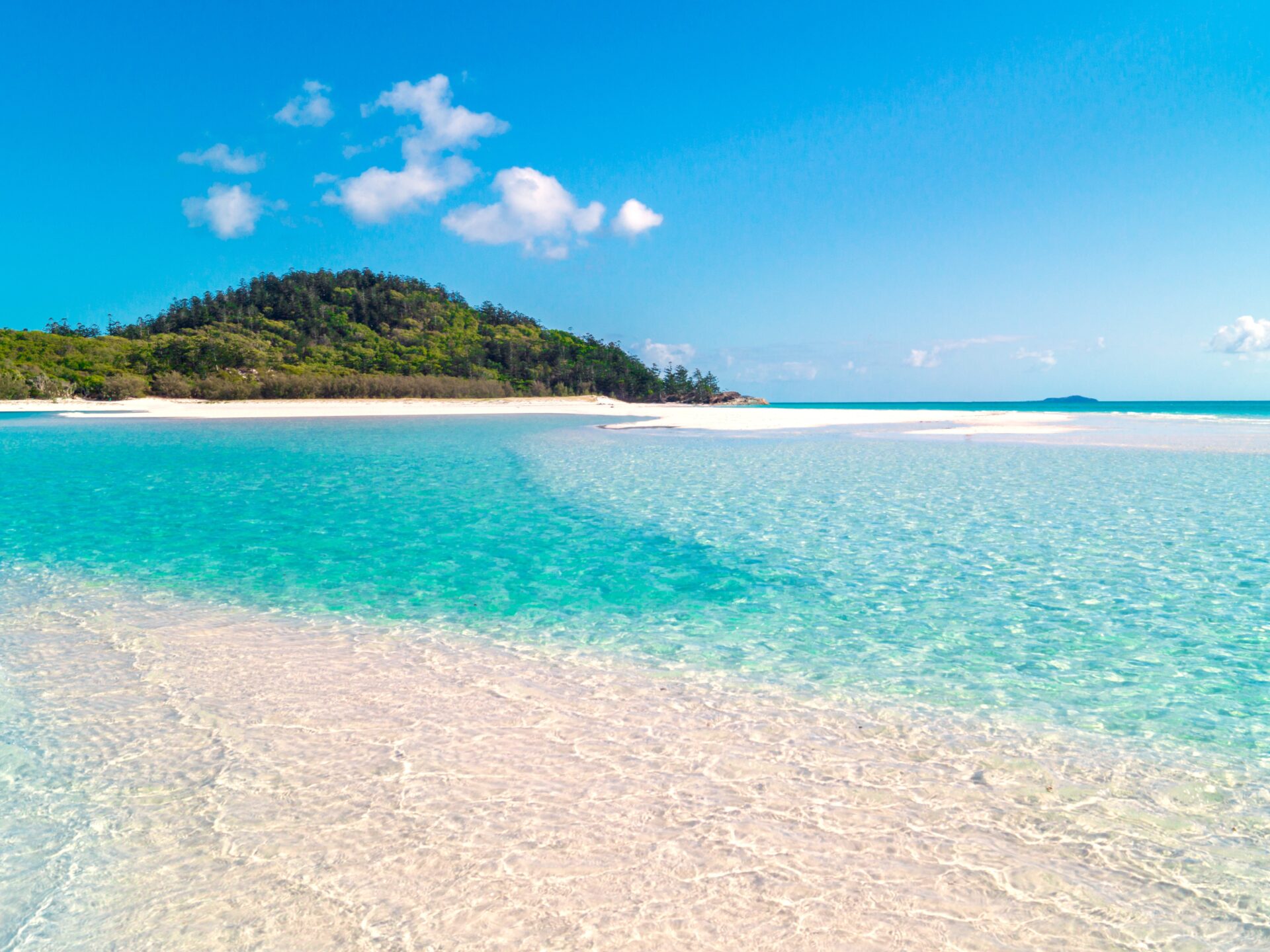 Whitehaven Beach Whitsundays mit ultraweißem Sand, türkisfarbenem Korallenmeerwasser und swirling Sandmuster – Australiens schönster Strand.