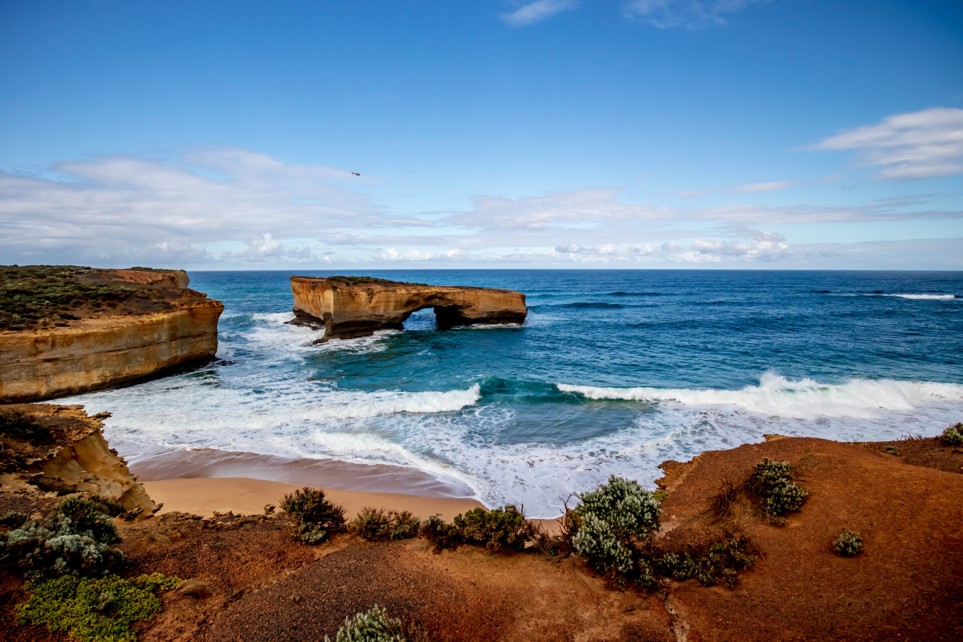 Great Ocean Road mit dramatischen Felsküsten, Wellen und Klippen in Victoria Australien – ikonische Scenic Drive.