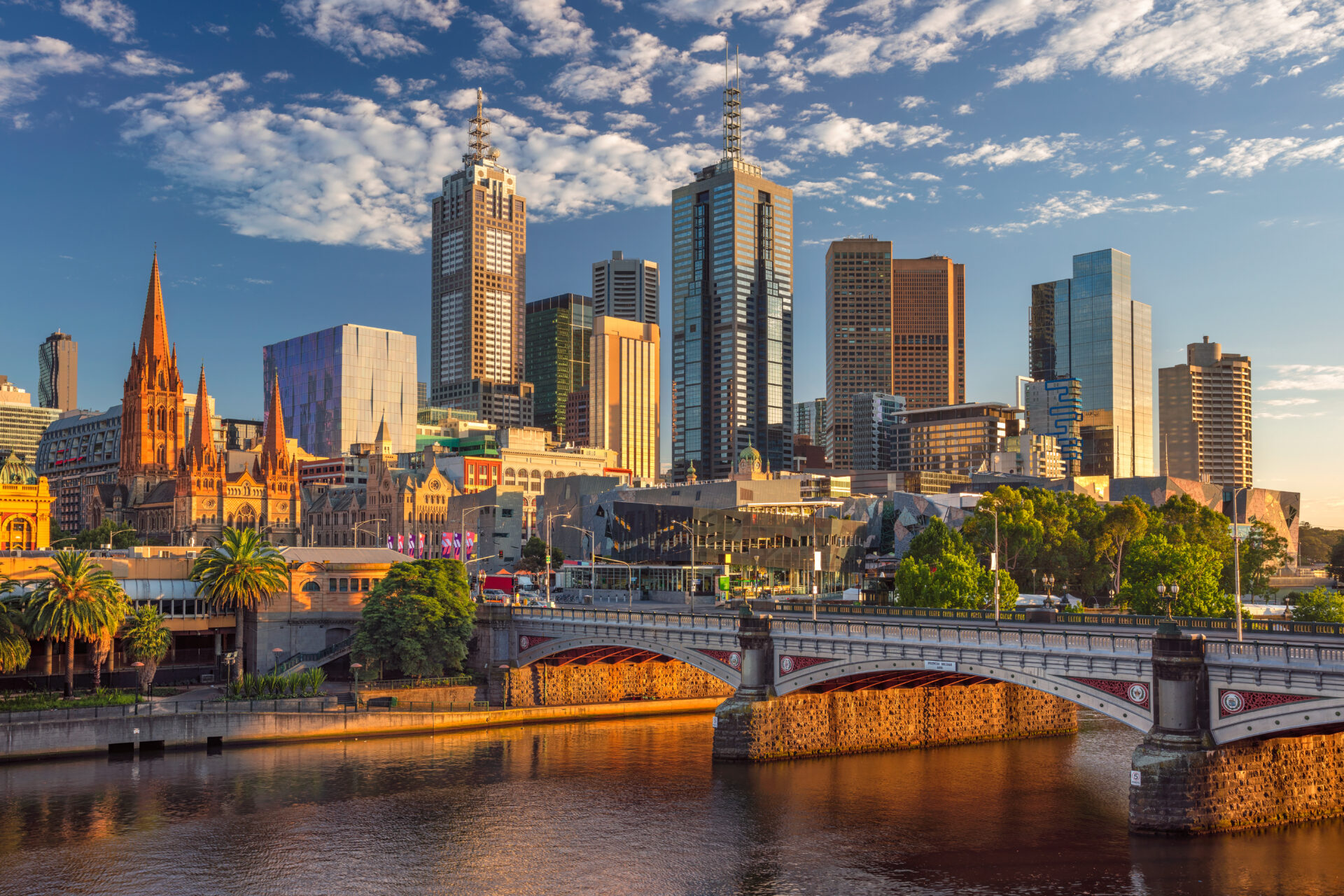 Melbourne Skyline mit Hochhäusern über Yarra River bei Sonnenuntergang – moderne Architektur in Victoria.