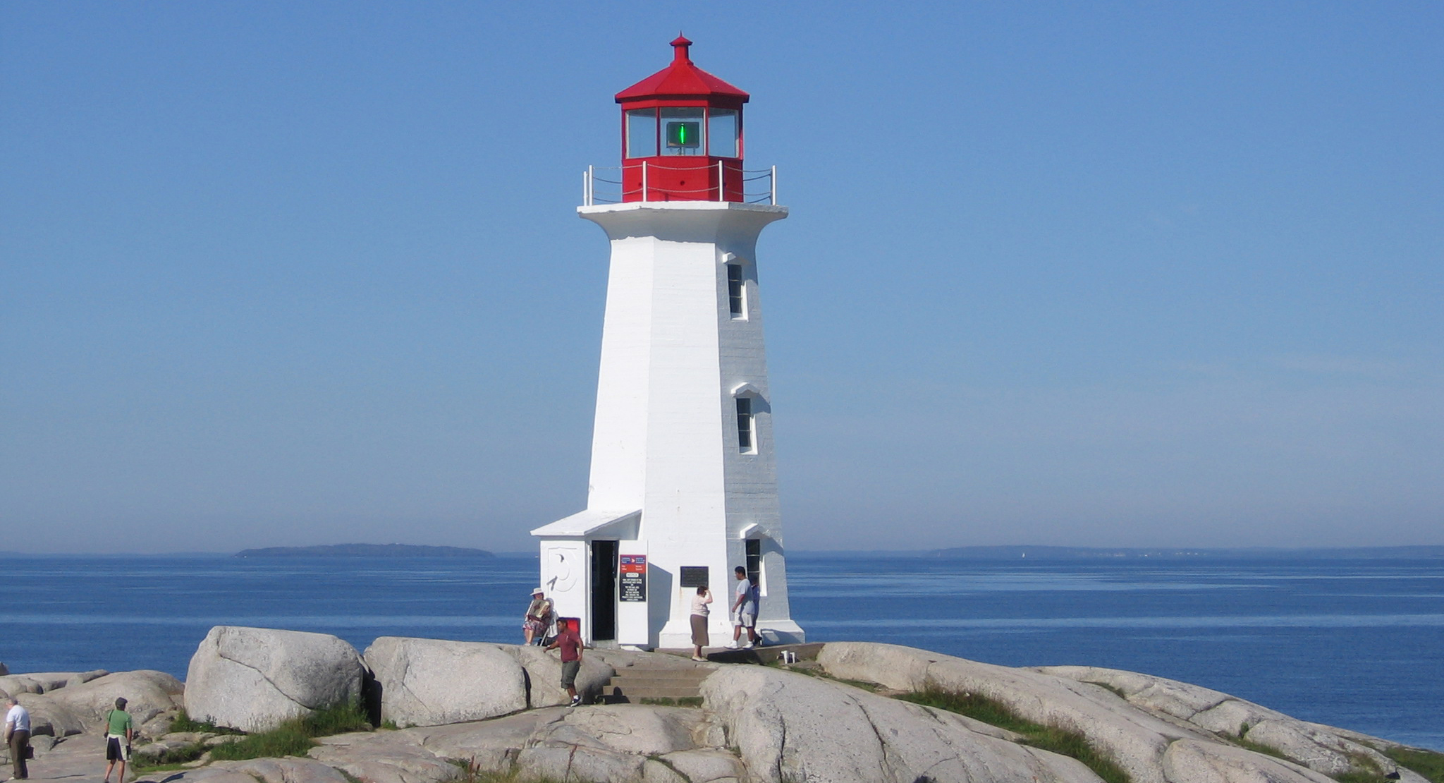 Ikonischer Leuchtturm an der wunderschönen Küste von Peggy