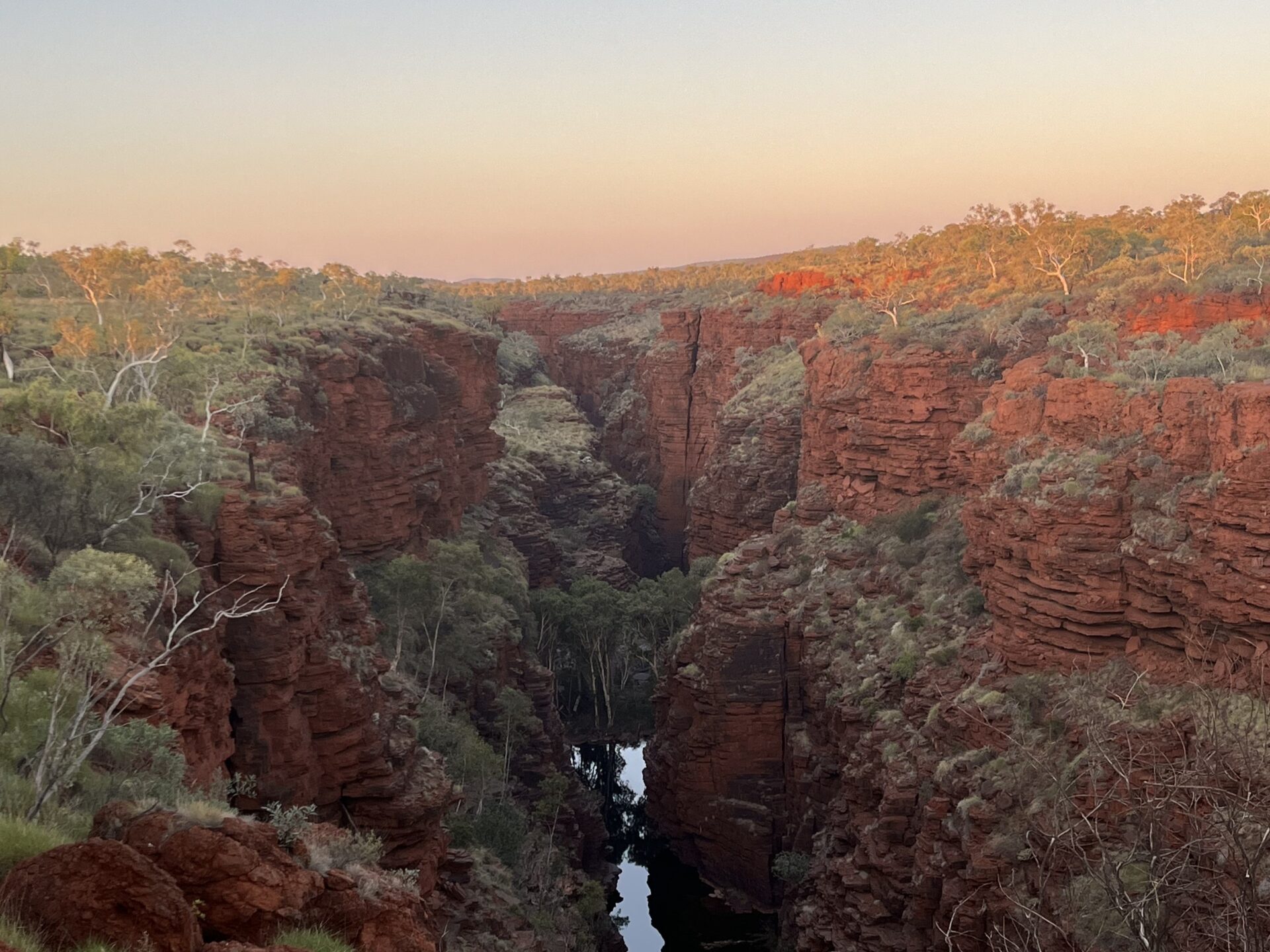 Karijini National Park Western Australia mit roten Gorges, Wasserlöchern und Wasserfällen – uralte Pilbara Landschaft im Outback.