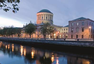 Irland - Four Courts By Night