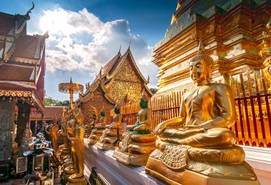 Goldene Buddhas in Wat Phrathat Doi Suthep in Chiang Mai, Thailand